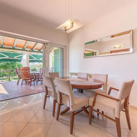 Lux Nina With Six Bedrooms, Private Pool, Sauna *