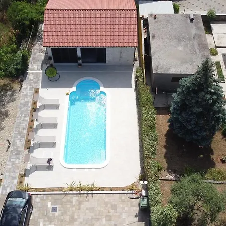 Lux Nina With Six Bedrooms, Private Pool, Sauna Villa