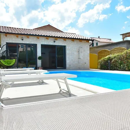 Lux Nina With Six Bedrooms, Private Pool, Sauna
