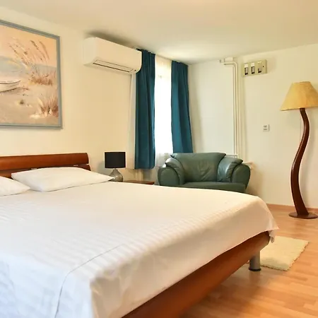 Lux Nina With Six Bedrooms, Private Pool, Sauna Villa
