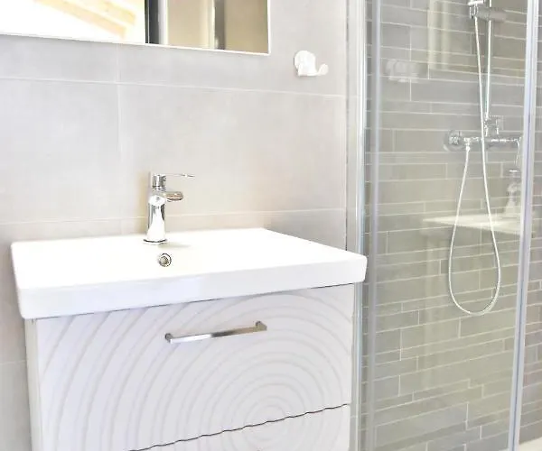 Villa Lux Nina With Six Bedrooms, Private Pool By Adex Travel *